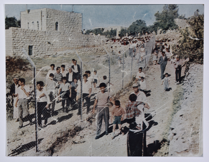 أهالي قرية بيت صفافا على جانبي السلك الفاصل للقرية خلال عرس عام 1962