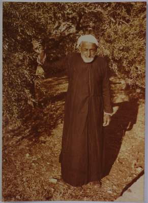 عيسى حسين عضو المجلس القروي في قرية بيت صفافا في القدس عام 1977