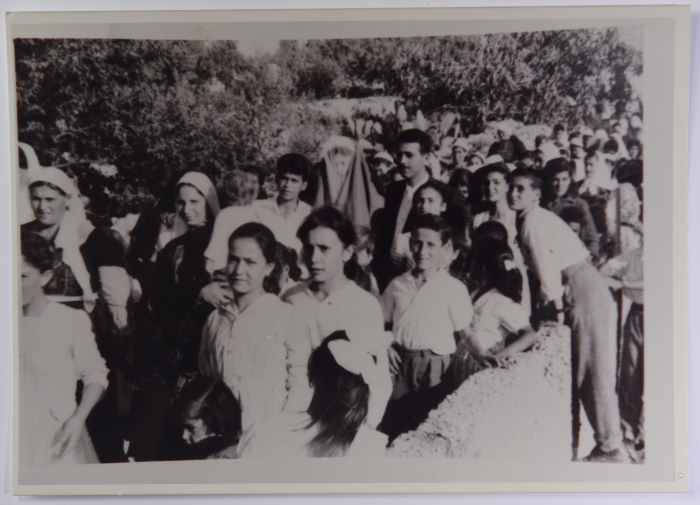 عرس عثمان خليل و زينب عثمان على السلك الفاصل  في قرية بيت صفافا في القدس عام 1959