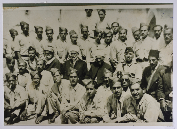 فرقة النجادة الكشفية من قرية بيت صفافا أثناء زيارة لمدينة الخليل عام 1944