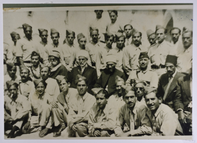 فرقة النجادة الكشفية من قرية بيت صفافا أثناء زيارة لمدينة الخليل عام 1944