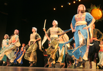 فرقة الفنون الشعبية من عرض رقصة شمس عام 2006