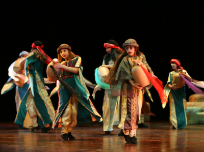 فرقة الفنون الشعبية من عرض رقصة شمس عام 2006