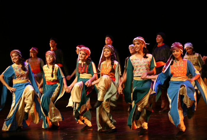 فرقة الفنون الشعبية من عرض رقصة شمس عام 2006