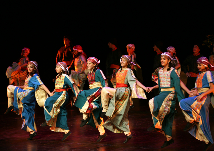 فرقة الفنون الشعبية من عرض رقصة شمس عام 2006