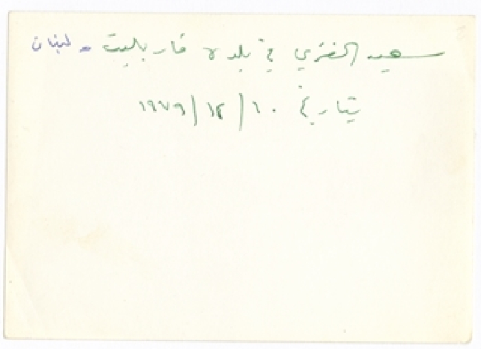مناضلون يتناولون رغيف خبز