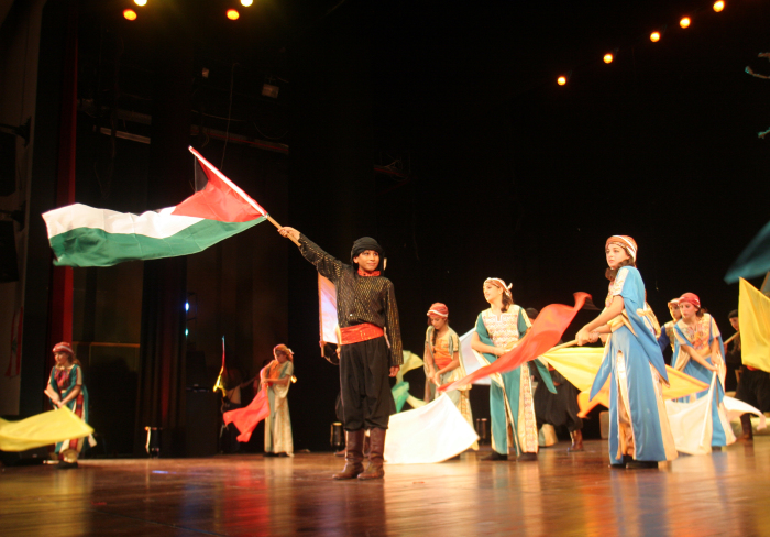 فرقة الفنون الشعبية من عرض رقصة شمس عام 2006