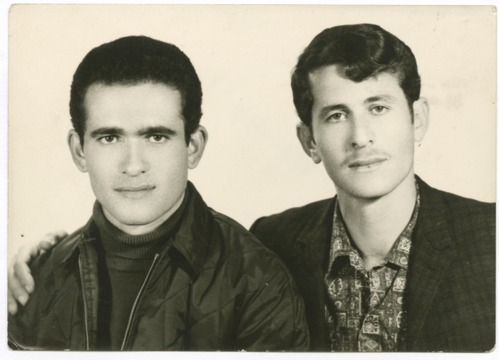 ياسين خضر الحمزة يلعب مع احد أصدقائه