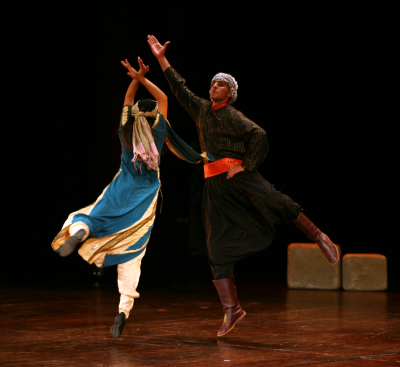 فرقة الفنون الشعبية من عرض رقصة شمس عام 2006