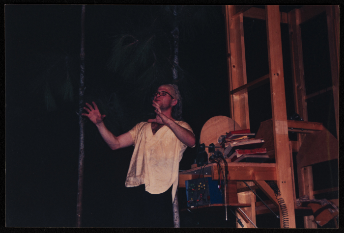 صورة من عرض مسرحية 