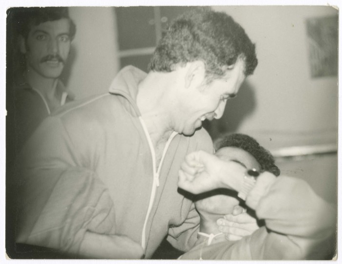 ياسين خضر الحمزة يلعب مع احد أصدقائه