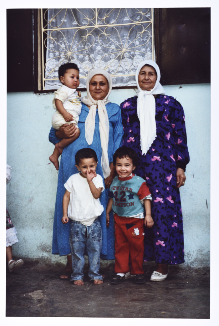 عائلة في مخيم نهر البارد