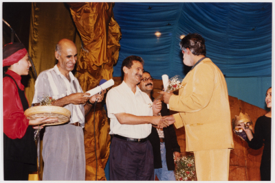 صورة من تخريج الفوج الأول من برنامج تدريب الدراما والمسرح لدى عشتار لإنتاج وتدريب المسرح، 1996