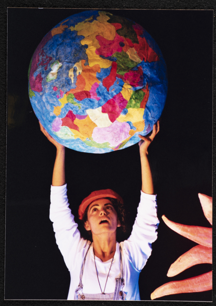 صورة للمثلة آمال قيس خلال أدائها لأحد مشاهد مسرحية 