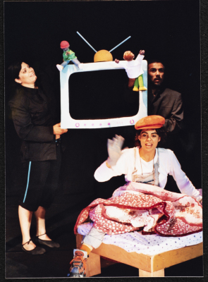 أبطال مسرحية صح صح  في مشهد مشترك خلال عرضها أمام الجمهور 