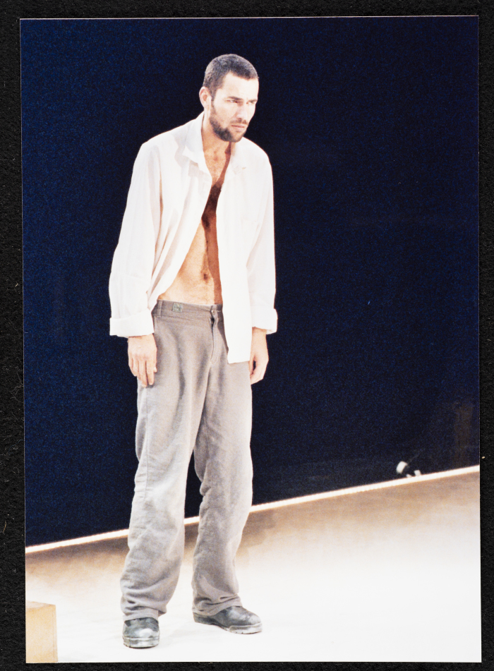 صالح بكري في مشهد تمثلي خلال عرض مسرحية جنون أمام الجمهور