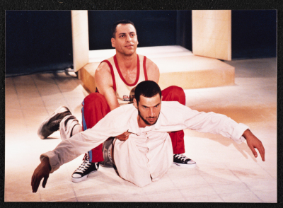 صالح بكري وجواد عبد الغني خلال تأديتهما لأحد المشاهد التمثيلية في عرض مسرحية جنون