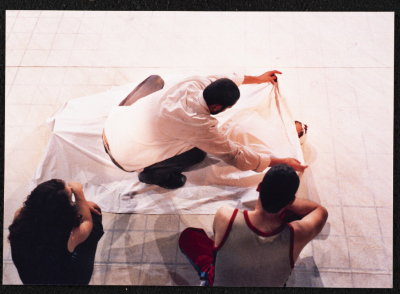 مشهد مشترك  لأبطال مسرحية جنون خلال عرضها أمام الجمهور