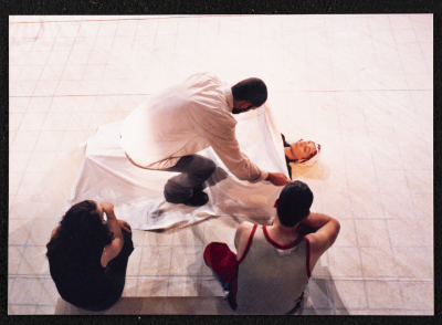 أثناء أدائه لأحد مشاهد مسرحية جنون خلال عرضها أمام الجمهور