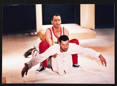 صالح بكري وجواد عبد الغني خلال تأديتهما لأحد المشاهد التمثيلية في عرض مسرحية جنون