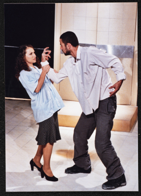 حنان حلو وصالح بكري أثناء أدائهما لأحد مشاهد مسرحية جنون خلال عرضها أمام الجمهور