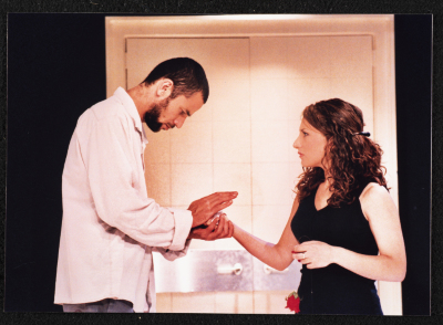 حنان حلو وصالح بكري خلال جلسة بروفة مسرحية جنون.	
