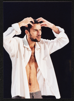 صالح بكري في مشهد تمثلي خلال عرض مسرحية جنون أمام الجمهور