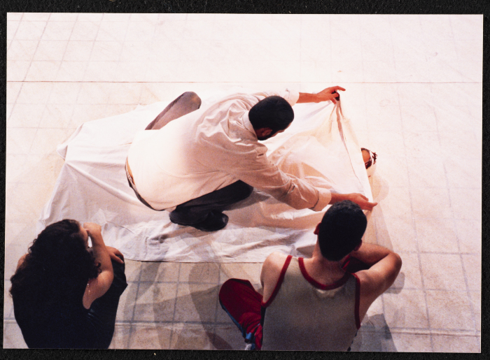 مشهد مشترك  لأبطال مسرحية جنون خلال عرضها أمام الجمهور