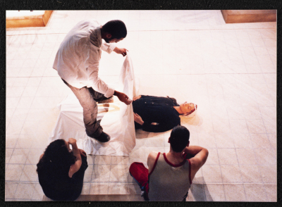 مشهد مشترك لأبطال  مسرحية جنون خلال عرضها أمام الجمهور