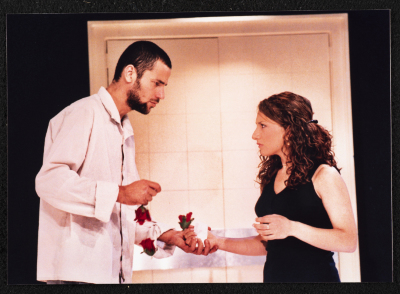 حنان حلو وصالح بكري خلال جلسة بروفة مسرحية جنون.	
