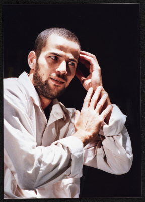 صالح بكري في مشهد تمثلي خلال عرض مسرحية جنون أمام الجمهور