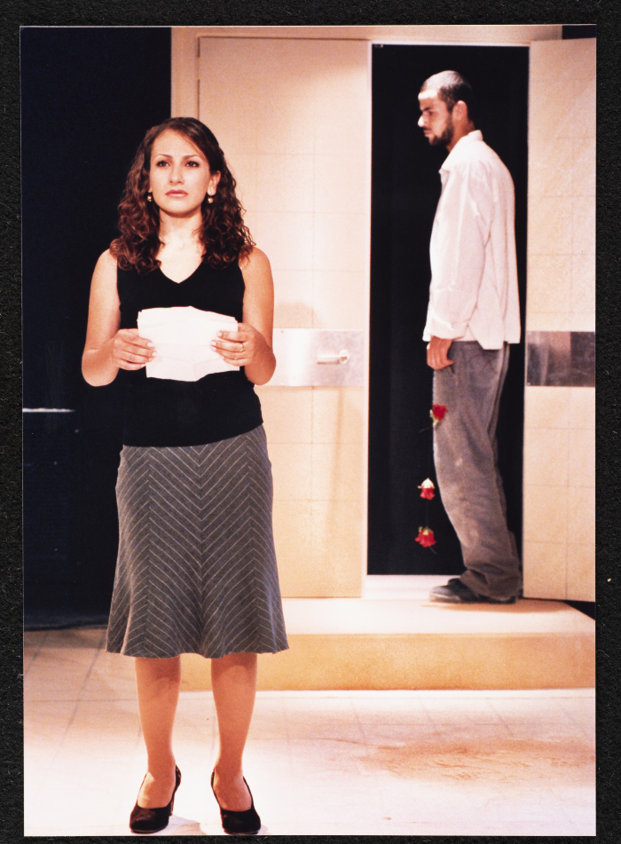 حنان حلو وصالح بكري خلال جلسة بروفة مسرحية جنون.	
