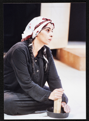 عرين عابدي خلال تأديتها لأحد المشاهد التمثيلية في مسرحية جنون أمام الجمهور