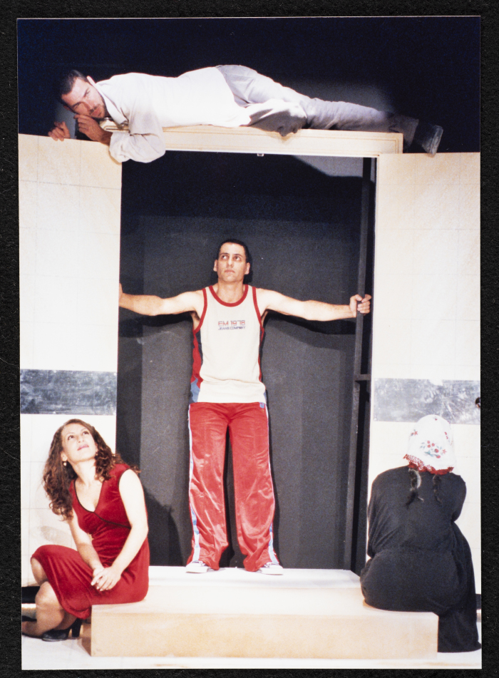 مشهد  مشترك من مسرحية جنون خلال عرضها أمام الجمهور