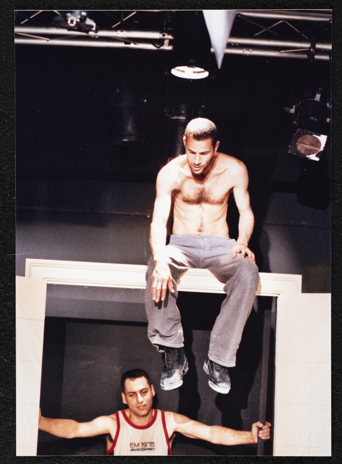 صالح بكري وجواد عبد الغني أثناء أدائهما لأحد مشاهد مسرحية جنون خلال عرضها أمام الجمهور