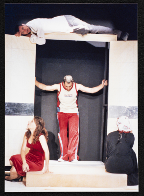 مشهد مشترك  لمسرحية جنون خلال عرضها أمام الجمهور