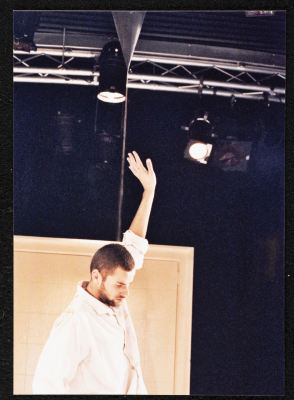 صالح بكري في مشهد تمثلي خلال عرض مسرحية جنون أمام الجمهور