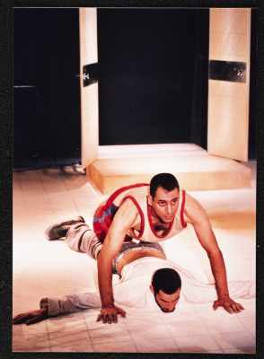 صالح بكري وجواد عبد الغني خلال تأديتهما لأحد المشاهد التمثيلية في عرض مسرحية جنون