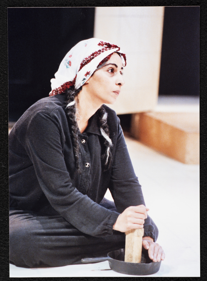 عرين عابدي خلال تأديتها لأحد المشاهد التمثيلية في مسرحية جنون أمام الجمهور