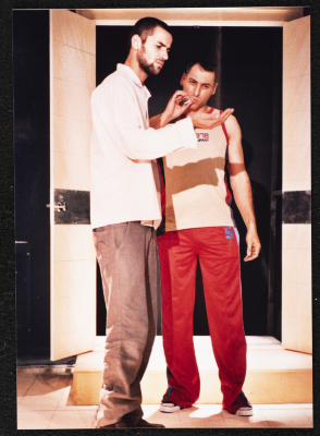 صالح بكري وجواد عبد الغني خلال تأديتهما لأحد المشاهد التمثيلية في عرض مسرحية جنون