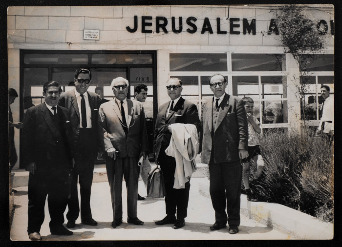 محمود يعيش ووفد صحافي في مطار القدس