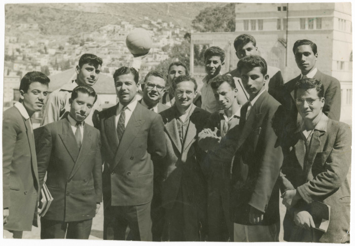 أستاذ وطلبته في جامعة النجاح الوطنية