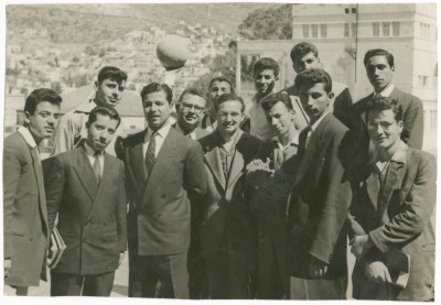 أستاذ وطلبته في جامعة النجاح الوطنية