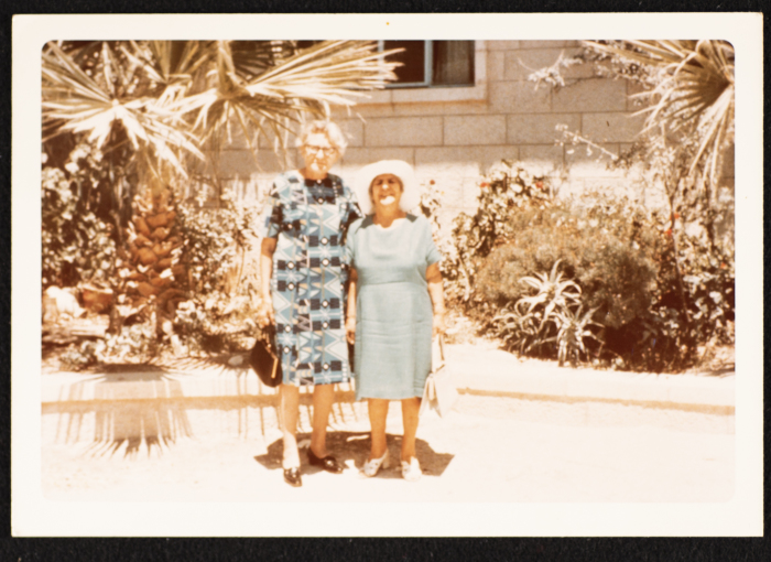 صورة اليزابيث ناصر برفقة صديقة لها،القدس،1973