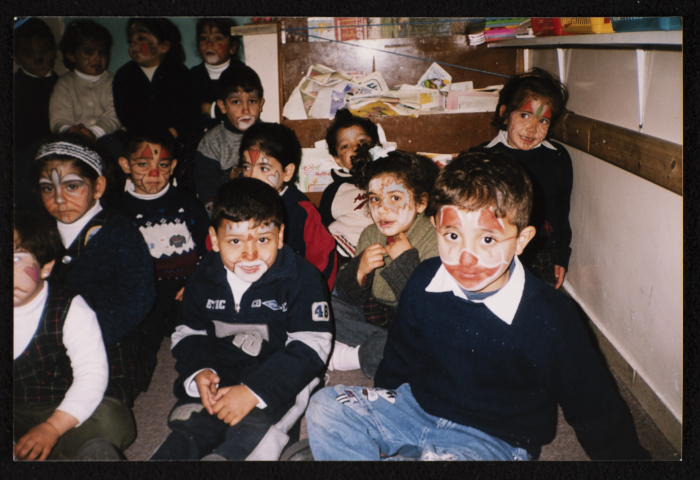 صورة لطلبة المدرسة خلال فعالية فرح ومرح،روضة الزهور،القدس،1997