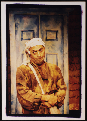صورة لسليم ضو خلال أدائه أحد مشاهد مسرحية حلاق بغداد، 2002 
