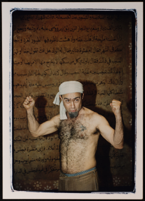 صورة لسليم ضو خلال أدائه أحد مشاهد مسرحية حلاق بغداد، 2002 
