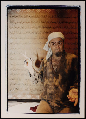 صورة لسليم ضو خلال أدائه أحد مشاهد مسرحية حلاق بغداد، 2002 
