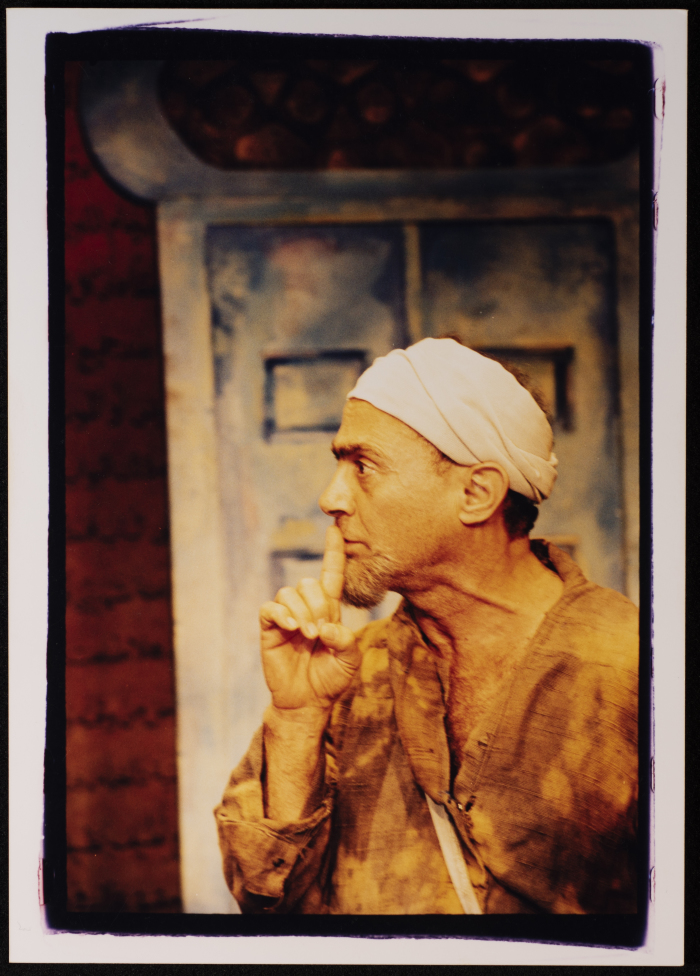 صورة لسليم ضو خلال أدائه أحد مشاهد مسرحية حلاق بغداد، 2002 
