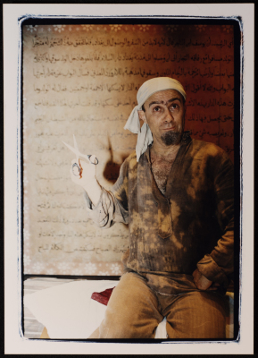 صورة لسليم ضو خلال أدائه أحد مشاهد مسرحية حلاق بغداد، 2002 
